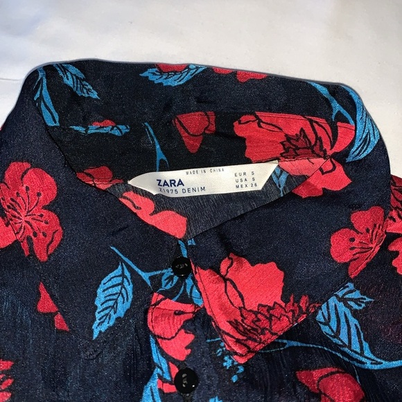 Gently Loved Crimped Chiffon Red Poppy Pattern Long Sleeve Blouse by Zara - Picture 4 of 6